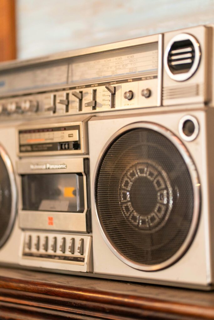 pexels-shootsaga-33397526-683x1024 Músicas que marcaram os anos 70 e 80 — relembre agora