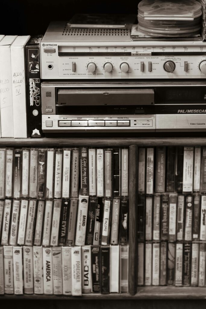 pexels-shootsaga-33398173-683x1024 Músicas que marcaram os anos 70 e 80 — relembre agora